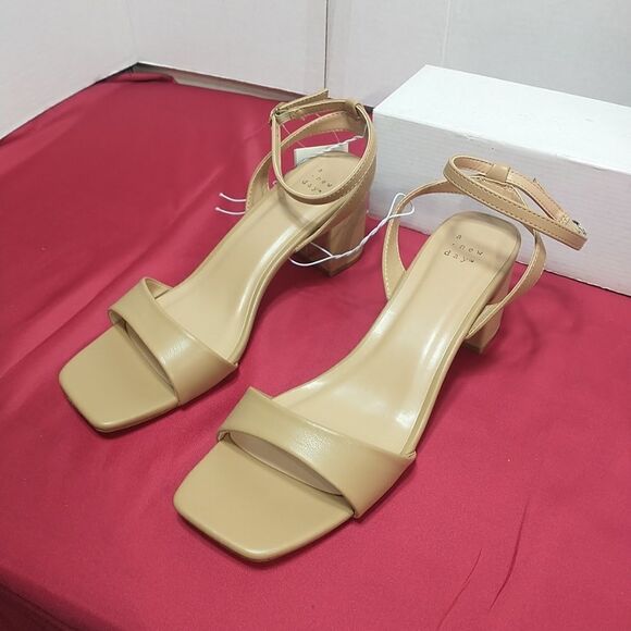 A New Day Brand Woman's SZ 11 Tan. - Picture 1 of 8